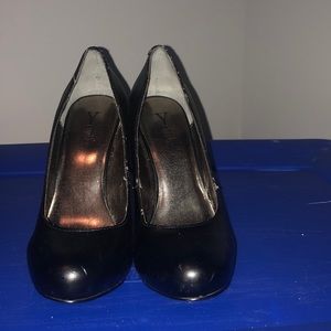 Black pumps